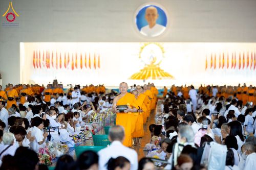 ภาพ No.231994:วันอาทิตย์ที่ 6 กรกฏาคม พ.ศ. 2568 พิธีตักบาตร ข้าวสารอาหารแห้ง  พิธีบูชาข้าวพระ สัมมนาพิเศษราชเหล็ก ณ สภาธรรมกายสากล วัดพระธรรมกาย
