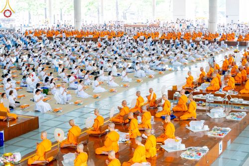 ภาพ No.91525:พิธีบุพเปตพลี ครั้งที่ 142 ร่วมอุทิศบุญแด่หมู่ญาติที่ล่วงลับไปแล้ว และสืบทอดอายุพระพุทธศาสนา วันอาทิตย์ที่ 29 ตุลาคม พ.ศ. 2566 (วันพระขึ้น 15 ค่ำ เดือน 11) ณ หอฉันคุณยายอาจารย์ฯ วัดพระธรรมกาย