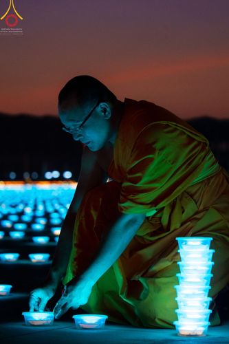ภาพ No.67860:พิธีเจริญพระพุทธมนต์ จุดประทีปถวายเป็นพุทธบูชา และพิธีฉลองชัยสวดมนต์บทธรรมจักร 4,990,000,082 จบ เนื่องในวาระอายุวัฒนมงคลครบ 82 ปี หลวงพ่อทัตตชีโว ณ พระมหาธรรมกายเจดีย์ วัดพระธรรมกาย จ.ปทุมธานี วันพุธที่ 21 ธันวาคม พ.ศ. 2565