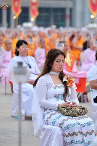 ภาพ No.77168:พิธีจุดมาฆประทีป ในวันมาฆบูชา อาทิตย์ต้นเดือนที่ 6 มีนาคม พ.ศ. 2566 ณ วัดพระธรรมกาย อ.คลองหลวง จ.ปทุมธานี