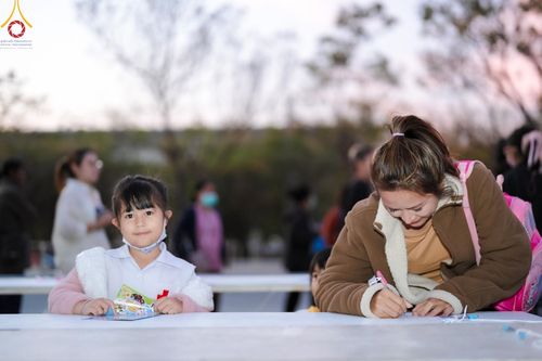 ภาพ No.193840:วัดพระธรรมกาย จัดงานวันเด็กแห่งชาติ ประจำปี พ.ศ.2568 ออกร้านอาหาร 200 ร้าน มอบของขวัญหลายหมื่นชิ้น วันที่ 12 มกราคม พ.ศ. 2568 วัดพระธรรมกาย อ.คลองหลวง จ.ปทุมธานี