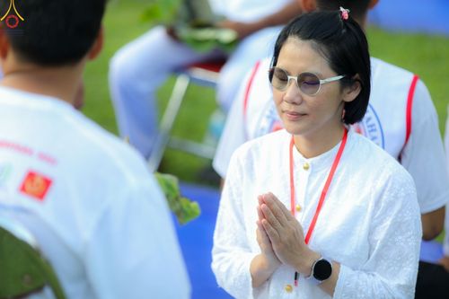 ภาพ No.102739:พิธีตัดปอยผม และปลงผมธรรมทายาท ชาวอินโดนีเซียกว่า 1,000 คน ณ มหาเจดีย์บุโรพุทโธ ประเทศอินโดนีเซีย อบรมระหว่างวันที่ 16-28 ธันวาคม พ.ศ. 2566