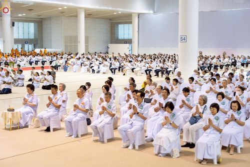 ภาพ No.233744:วันเสาร์ที่ 19 กรกฎาคม พ.ศ.2568 วันมหารำลึก ครั้งที่ 35 พิธีรำลึกถึงนักสร้างบารมี , พิธีสวดพระพุทธมนต์ , พิธีทอดผ้าบังสกุลและถวายไทยธรรม วัดพระธรรมกาย