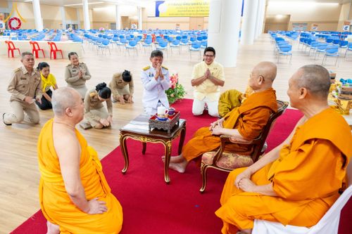 ภาพ No.208759:พระบาทสมเด็จพระเจ้าอยู่หัวทรงพระกรุณาโปรดเกล้าฯ พระราชทานภัตตาหารพระราชทาน แด่พระภิกษุ สามเณร ในการสอบบาลีสนามหลวง ณ วัดพระธรรมกาย วันที่ 22 กุมภาพันธ์ พ.ศ. 2568 ณ วัดพระธรรมกาย อำเภอคลองหลวง จังหวัดปทุมธานี