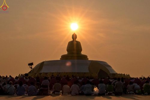 ภาพ No.201001:พิธีตักบาตรพระธรรมยาตรา ณ อนุสรณ์สถานลำดับที่ 5 สถานที่เผยแผ่วิชชาธรรมกายครั้งแรก อนุสรณ์สถานบางปลา วัดบางปลา อำเภอบางเลน จังหวัดนครปฐม ในโครงการธรรมยาตรา กตัญญูบูชา มหาปูชนียาจารย์ พระมงคลเทพมุนี(สด จนฺทสโร) พระผู้ปราบมาร อนุสรณ์สถาน 7 แห่ง ปีที่ 13