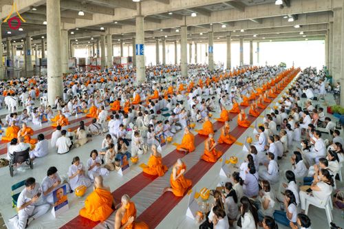 ภาพ No.62533:พิธีถวายบาตรเเละไทยธรรม ในโครงการอุปสมบทหมู่ บูชาธรรมหลวงพ่อธัมมชโย พ.ศ.2567 ณ ลานธรรม พระมหาธรรมกายเจดีย์ วันที่ 13 เมษายน พ.ศ.2567