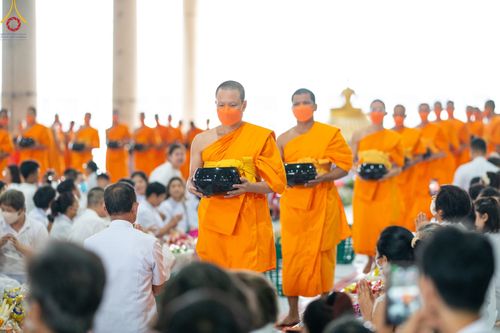 ภาพ No.85704:พิธีตักบาตรฉลองพระใหม่ ในโครงการบรรพชาอุปสมบทหมู่รุ่นเข้าพรรษา ณ วิหารคด 30 วัดพระธรรมกาย วันที่ 13 สิงหาคม พ.ศ. 2566