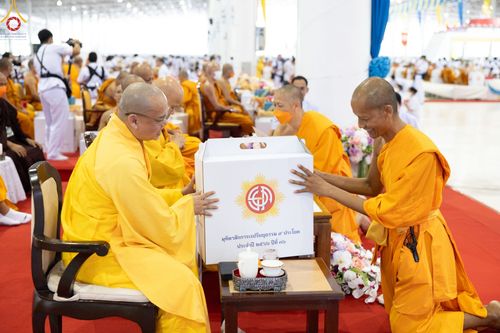 ภาพ No.85337:พิธีถวายมหาสังฆทานคณะสงฆ์ 2000 กว่าวัดทั่วประเทศปีที่ 23, พิธีถวายไทยธรรมคณะสงฆ์ 323 วัด 4 จังหวัดชายแดนภาคใต้, พิธีมอบปัจจัยช่วยเหลือครู 4 จังหวัดชายแดนภาคใต้ ณ สภาธรรมกายสากล วัดพระธรรมกาย ในวันสมาธิโลก อาทิตย์ที่ 6 สิงหาคม พ.ศ. 2566