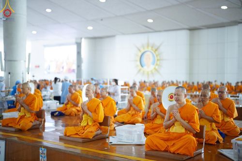 ภาพ No.205656:พิธีสวดพระพุทธมนต์ และถวายภัตตาหารเมนูสวรรค์แด่พระภิกษุ สามเณร วันจันทร์ที่ 3 กุมภาพันธ์ พ.ศ. 2568 ณ หอฉันคุณยายอาจารย์ฯ วัดพระธรรมกาย