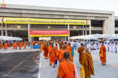 ภาพ No.219249:บรรยากาศการเดินทางเข้าวัดพระธรรมกาย , การต้อนรับปฏิสันถาร , การฉันภัตตาหารเช้า , การลงทะเบียนพระสังฆาธิการ  เนื่องในวันคุ้มครองโลก พิธีถวายมหาสังฆทานคณะสงฆ์ 40,000 กว่าวัดทั่วประเทศ ณ วัดพระธรรมกาย