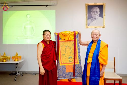 ภาพ No.222492:วันที่ 21 เมษายน พ.ศ. 2568 หลวงพ่อทัตตชีโวต้อนรับคณะสงฆ์จีน ณ อาคาร 100 ปี คุณยายมหารัตนอุบาสิกาจันทร์ ขนนกยูง วัดพระธรรมกาย