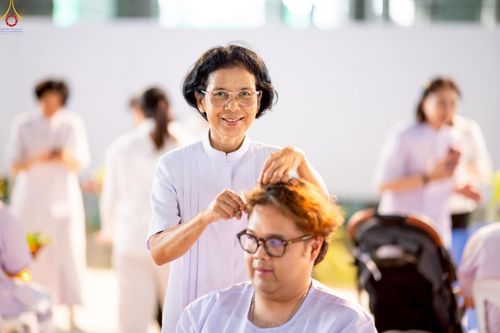 ภาพ No.242931:วันที่ 31 สิงหาคม พ.ศ. 2568 พิธีตัดปอยผมและปลงผม โครงการอุปสมบทหมู่บูชาธรรม ครบรอบ 108 ปี วันครูผู้ค้นพบวิชชาธรรมกาย ณ วัดพระธรรมกาย