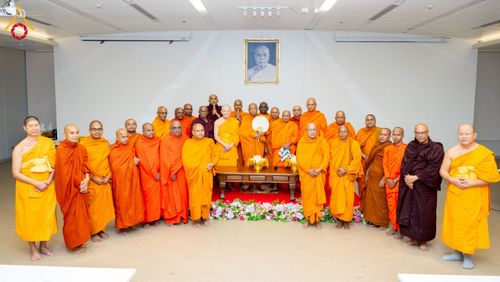 ภาพ No.223012:วันที่ 24 เมษายน พ.ศ. 2568 หลวงพ่อทัตตชีโวต้อนรับคณะสงฆ์ศรีลังกา ณ อาคาร 100 ปี คุณยายมหารัตนอุบาสิกาจันทร์ ขนนกยูง วัดพระธรรมกาย