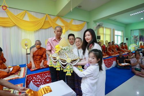 ภาพ No.182283:พิธีทอดกฐิน ณ วัดกล้วย จ.นนทบุรี ในโครงการทอดกฐินสามัคคีทั่วไทย 30,000 วัด บูชาธรรม 80 ปี หลวงพ่อธัมมชโย โดยคณะศิษยานุศิษย์วัดพระธรรมกาย วันที่ 9 พฤศจิกายน พ.ศ. 2567