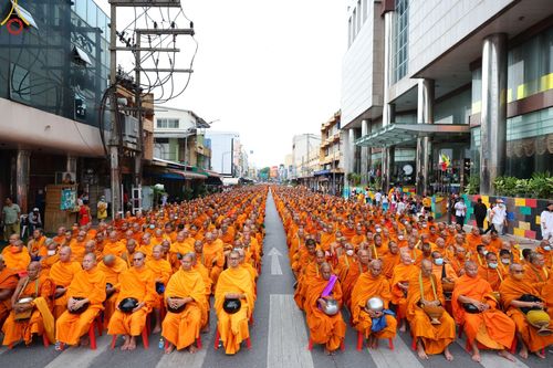 ภาพ No.85872:ตักบาตรพระนานาชาติ 10,000 รูป ใจกลางนครหาดใหญ่ จ.สงขลา วันอาทิตย์ที่ 20 สิงหาคม พ.ศ. 2566