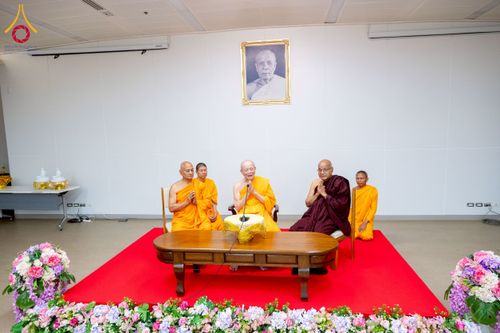 ภาพ No.222688:วันที่ 23 เมษายน พ.ศ. 2568 หลวงพ่อทัตตชีโวต้อนรับคณะสงฆ์เนปาล ณ อาคาร 100 ปี คุณยายมหารัตนอุบาสิกาจันทร์ ขนนกยูง วัดพระธรรมกาย