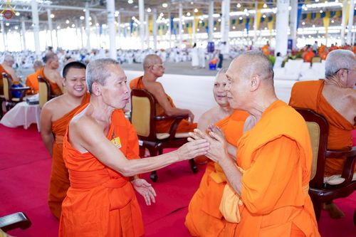 ภาพ No.235908:วันที่ 3 สิงหาคม พ.ศ. 2568 ภาพบรรยากาศ การต้อนรับปฎิสันถาร ของคณะสงฆ์ ในวันสมาธิโลก พิธีถวายมหาสังฆทาน 2,000 กว่าวัด ณ วัดพระธรรมกาย