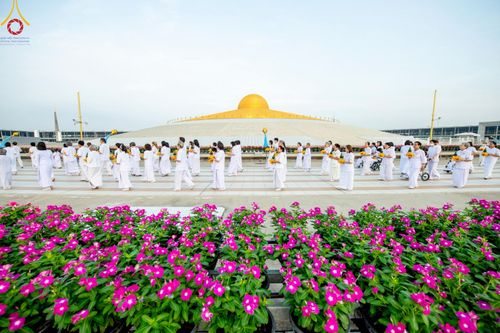 ภาพ No.214925:วันเสาร์ที่ 5 เมษายน พ.ศ. 2568 พิธีเวียนประทักษิณรอบพระมหาธรรมกายเจดีย์  พิธีวันทาเจดีย์ พิธีขอขมาและมอบผ้าไตร ในโครงการบรรพชาสามเณรฟื้นฟูพระพุทธศาสนาทั่วไทย , โครงการหน่อแก้วเปรียญธรรม รุ่นที่ 13 ,  โครงการสามเณรยุวธรรมทายาท รุ่นที่ 33 , โครงการสามเณรมั