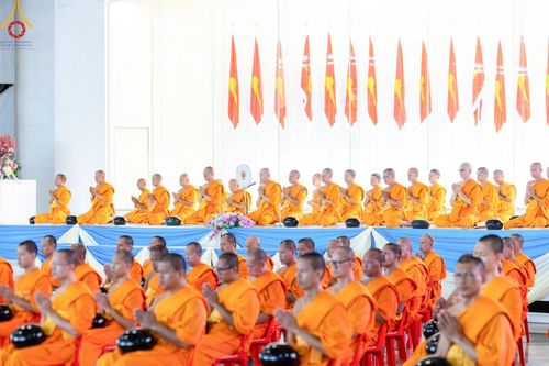 ภาพ No.139039:พิธีตักบาตร , พิธีบูชาข้าวพระ ณ ห้องแก้วสารพัด 1 สภาธรรมกายสากล วัดพระธรรมกาย วันอาทิตย์ต้นเดือนที่ 2 มิถุนายน พ.ศ. 2567