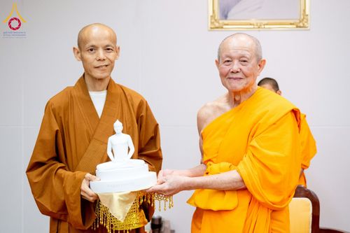 ภาพ No.222917:วันที่ 23 เมษายน พ.ศ. 2568 หลวงพ่อทัตตชีโวต้อนรับคณะสงฆ์จีน ณ อาคาร 100 ปี คุณยายมหารัตนอุบาสิกาจันทร์ ขนนกยูง วัดพระธรรมกาย