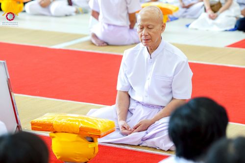 ภาพ No.256163:วันที่ 4 ตุลาคม พ.ศ. 2568 พิธีบรรพชาอุปสมบท  โครงการอุปสมบทหมู่บูชาธรรม 141 ปี  พระมงคลเทพมุนี (สด จนฺทสโร) ณ โบสถ์พระไตรปิฏก วัดพระธรรมกาย จ.ปทุมธานี