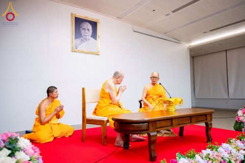 ภาพ No.222415:วันที่ 21 เมษายน พ.ศ. 2568 หลวงพ่อทัตตชีโวต้อนรับคณะสงฆ์ สปป.ลาว ณ อาคาร 100 ปี คุณยายมหารัตนอุบาสิกาจันทร์ ขนนกยูง วัดพระธรรมกาย