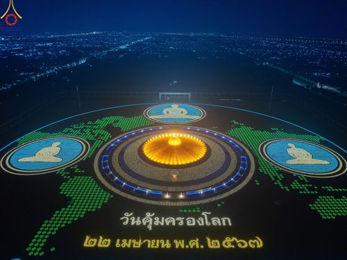 ภาพ No.59853:คณะสงฆ์และสาธุชนร่วมใจกัน สวดมนต์บทธัมมจักกัปปวัตนสูตร ครบ 6,315,808,080 จบ และจุดประทีปแปรอักษร ถวายเป็นพุทธบูชา เนื่องในวาระ "ฉลองอายุวัฒนมงคล 80 ปี หลวงพ่อธัมมชโย" ณ ลานธรรม มหารัตนวิหารคด วัดพระธรรมกาย