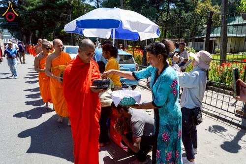 ภาพ No.225627:วันที่ 5 พฤษภาคม พ.ศ. 2568 พิธีบิณฑบาตรอบเมืองนูวราอิลิย่า ฉลองเทศกาลวิสาขบูชา แห่งชาติประเทศศรีลังกา