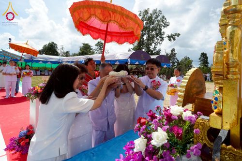 ภาพ No.255445:วันที่ 13 ตุลาคม พ.ศ. 2568 พิธีบรรจุพระบรมสารีริกธาตุ ผูกผ้า 7 สี เพื่อความเป็นสิริมงคล  และ ยกช่อฟ้า ประดิษฐานบนหลังคาอุโบสถวัดทุ่งเจริญธรรม ถวายบูชาธรรม 81 ปี หลวงพ่อธัมมชโย โดยคณะศิษยานุศิษย์ ณ วัดทุ่งเจริญธรรม อ.อมก๋อย จ.เชียงใหม่