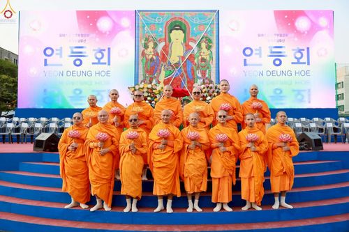 ภาพ No.229532:วันเสาร์ที่ 26 เมษายน พ.ศ. 2568 คณะพระภิกษุสามเณรในโครงการบรรพชาหมู่ 81 รูป  วัดภาวนาโซล ประเทศเกาหลีใต้ ได้ร่วมกับคณะสาธุชนคนไทยในเกาหลีใต้  ร่วมกันเดินขบวนอัญเชิญโคมดอกบัว  เพื่อบูชาแด่องค์สมเด็จพระสัมมาสัมพุทธเจ้า  ในงานเทศกาลวิสาขบูชานานาชาติ ประจำปี