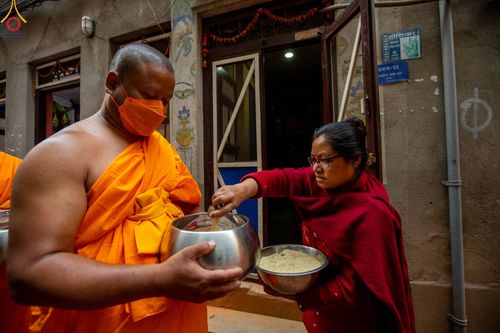 ภาพ No.80207:สามเณรในโครงการบรรพชาสามเณรหมู่ รับบิณฑบาตจากญาติโยมสาธชุน บริเวณชุมชน Patan และ Thamel กรุงกาฐมาณฑุ ประเทศเนปาล วันที่ 31 มีนาคม พ.ศ. 2566