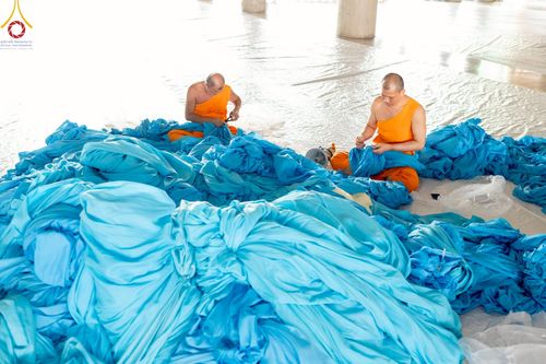 ภาพ No.220749:วันที่ 24-25 เมษายน พ.ศ. 2568 การเก็บงาน ผ้ารับประเคน ผ้าระบาย โต๊ะ เก้าอี้  ภายหลังงานวันคุ้มครองโลก ณ วัดพระธรรมกาย