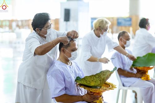 ภาพ No.82494:พิธีปลงผมนาคธรรมทายาท ในโครงการธรรมทายาทระดับอุดมศึกษา รุ่นที่ 50 ภาคฤดูฝน ในวันที่ 10 มิถุนายน พ.ศ. 2566 ณ วัดพระธรรมกาย