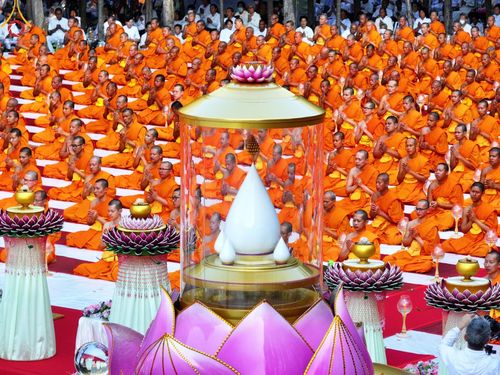 ภาพ No.190082:พิธีจุดประทีปถวายเป็นพุทธบูชา และบูชาธรรมมหาปูชนียาจารย์ ณ อนุสรณ์สถานมหาวิหารพระมงคลเทพมุนี (โลตัสแลนด์) อ.สองพี่น้อง จ.สุพรรณบุรี ในโครงการธรรมยาตรา กตัญญูบูชา มหาปูชนียาจารย์ พระมงคลเทพมุนี(สด จนฺทสโร) พระผู้ปราบมาร อนุสรณ์สถาน 7 แห่ง ปีที่ 13