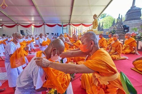 ภาพ No.67977:พิธีบรรพชาสามเณรธรรมทายาท ณ บรมพุทโธ ประเทศอินโดนีเซีย วันที่ 17 ธันวาคม พ.ศ. 2565