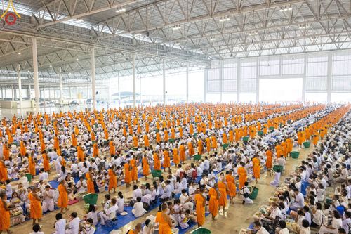 พิธีตักบาตร และพิธีบูชาข้าวพระ ในวันอาทิตย์ต้นเดือนที่ 4 กุมภาพันธ์ พ.ศ. 2567 ณ วัดพระธรรมกาย จ.ปทุมธานี