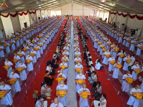 ภาพ No.67950:พิธีขอขมามอบผ้าไตรและบาตร แด่นาคธรรมทายาท ณ ประเทศอินโดนีเซีย เมื่อวันที่ 17 ธันวาคม พ.ศ. 2565