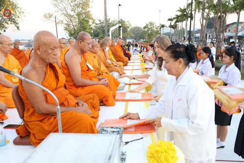 ภาพ No.184695:พิธีตักบาตรพระ 10,000 รูป ครั้งที่ 3 เนื่องในโอกาส 193 ปี จังหวัดกาญจนบุรี อุทิศส่วนกุศลให้แด่บรรพชน และเพื่อช่วยเหลือผู้ประสบภัยพิบัติต่างๆ วันเสาร์ที่ 21 ธันวาคม พ.ศ. 2567