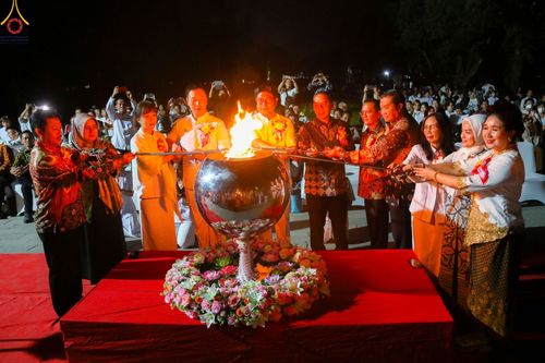 พิธีจุดประทีป ถวายเป็นพุทธบูชา สามเณรธรรมทายาทชาวอินโดนีเซียกว่า 1,000 รูป ณ มหาเจดีย์บุโรพุทโธ ประเทศอินโดนีเซีย ในวันที่ 23 ธันวาคม พ.ศ. 2566