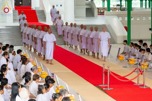 ภาพ No.244661:วันเสาร์ที่ 6 กันยายน พ.ศ. 2568 พิธีขอขมา-รับผ้าไตรของนาคธรรมทายาท โครงการอุปสมบทหมู่บูชาธรรมครบรอบ 108 ปี  วันครูผู้ค้นพบวิชชาธรรมกาย ณ โบสถ์พระไตรปิฎก วัดพระธรรมกาย