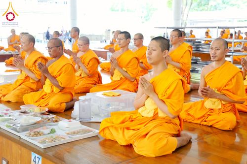 ภาพ No.262655:วันที่ 18,25 ตุลาคม พ.ศ. 2568 พิธีถวายภัตตาหารเมนูสวรรค์ เพื่อการบรรลุธรรม ณ หอฉันคุณยายอาจารย์ฯ วัดพระธรรมกาย