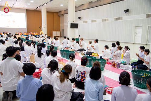 ภาพ No.60750:พิธีตักบาตรพระภิกษุสามเณร ธรรมทายาทระดับอุดมศึกษา วันเสาร์ที่ 20 เมษายน พ.ศ. 2567 ณ ห้องปฎิบัติธรรม ชั้นลอย มหารัตนวิหารคด 13 วัดพระธรรมกาย จ.ปทุมธานี