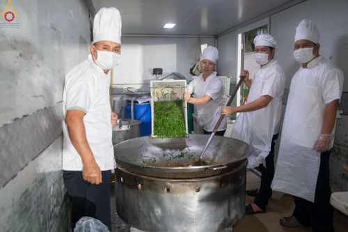 ภาพ No.188886:พิธีถวายภัตตาหารเป็นสังฆทาน แด่พระธรรมยาตรา ในโครงการธรรมยาตรา กตัญญูบูชา มหาปูชนียาจารย์ พระมงคลเทพมุนี(สด จนฺทสโร) พระผู้ปราบมาร ปีที่ 13 ณ อนุสรณ์สถานมหาวิหารพระมงคลเทพมุนี (โลตัสแลนด์) อ.สองพี่น้อง จ.สุพรรณบุรี วันที่ 4 มกราคม พ.ศ.2568