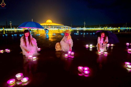 ภาพ No.244183:วันที่ 7 กันยายน พ.ศ. 2568 พิธีจุดประทีป วันครูผู้ค้นพบวิชชาธรรมกาย ณ ลานธรรมฯ และวิหารคด วัดพระธรรมกาย