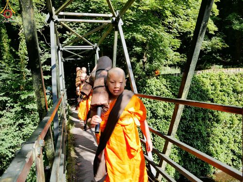 ภาพ No.148771:คณะสงฆ์และสามเณร วัดพระธรรมกายแมนเชสเตอร์  สหราชอาณาจักร จัดเดินธรรมยาตราที่ Peak District National Park , New Mills central , Upper Derwent Visitor Centre, Hope Valley วันอังคารที่ 6 สิงหาคม พ.ศ. 2567