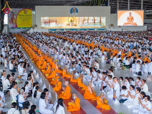 ภาพ No.134952:พิธีถวายบาตรแด่นาคธรรมทายาท ในโครงการบรรพชาสามเณรฟื้นฟูพระพุทธศาสนาทั่วไทย ณ สภาธรรมกายสากล วัดพระธรรมกาย จ.ปทุมธานี วันเสาร์ที่ 6 เมษายน พ.ศ. 2567