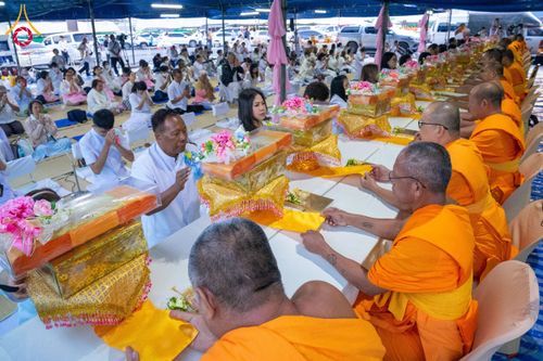ภาพ No.192514:พิธีถวายภัตตาหารเป็นสังฆทาน แด่พระธรรมยาตรา ณ อนุสรณ์สถานคลองบางนางแท่น อ.สามพราน จ.นครปฐม ในโครงการธรรมยาตรา กตัญญูบูชา มหาปูชนียาจารย์ พระมงคลเทพมุนี(สด จนฺทสโร) พระผู้ปราบมาร อนุสรณ์สถาน 7 แห่ง ปีที่ 13 วันที่ 10 มกราคม พ.ศ. 2568