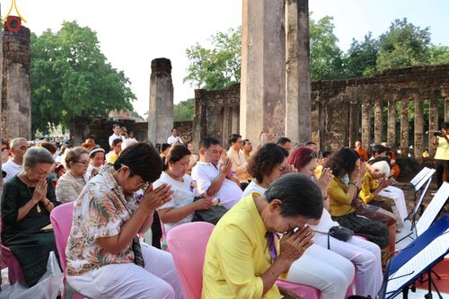 ภาพ No.58666:พิธีตักบาตรพระ ๑,๐๐๐ รูป สมโภชครบรอบ ๘๐๐ ปี พระบรมธาตุเมืองเชลียง ณ วัดพระศรีรัตนมหาธาตุ ราชวรวิหาร  (วัดพระปรางค์) ต.ศรีสัชนาลัย  อ.ศรีสัชนาลัย จ.สุโขทัย วันพฤหัสบดีที่ ๒๕ เมษายน พ.ศ. ๒๕๖๗