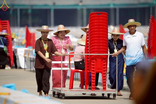 ภาพ No.218431:วันที่ 15 - 18 เมษายน พ.ศ. 2568 การเตรียมภาชนะสำหรับถวายภัตตาหาร , การจัดโต๊ะเก้าอี้ในลานธรรม , การแพ็คพัสดุงานต้อนรับ เพื่องานวันคุ้มครองโลก 22 เมษายน พ.ศ.2568 วัดพระธรรมกาย