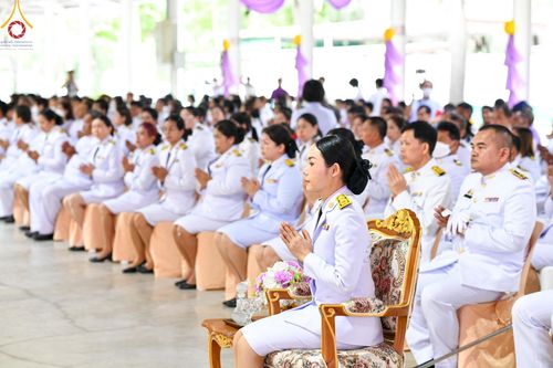 ภาพ No.138936:กิจกรรมเฉลิมพระเกียรติ สมเด็จพระนางเจ้าฯ พระบรมราชินี เนื่องในโอกาสวันเฉลิมพระชนมพรรษา พิธีเจริญพระพุทธมนต์ , ทำบุญตักบาตรพระสงฆ์ ถวายพระราชกุศล , พิธีถวายเครื่องราชสักการะ , และพิธีจุดเทียนถวายพระพรชัยมงคล วันที่ 3 มิถุนายน พ.ศ. 2567 ณ อาคารโถงช้าง วัดพ